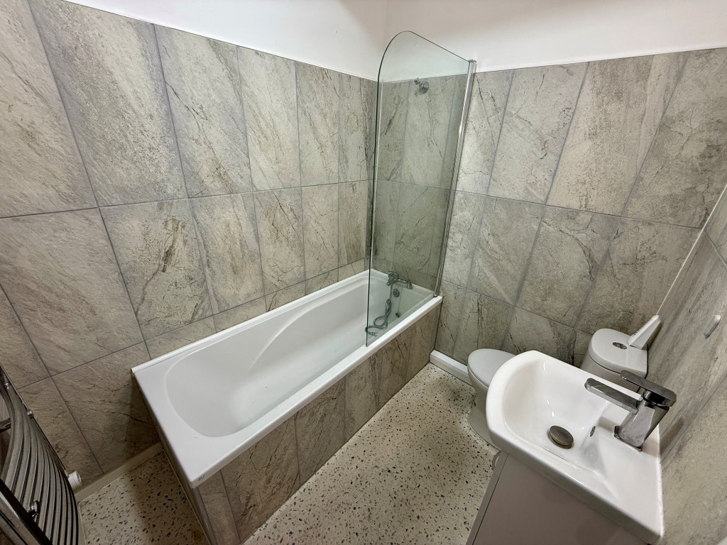 Lot: 58 - TWO-BEDROOM FLAT WITH VIEWS AND SHARE OF FREEHOLD - Bath/shower room with W.C.